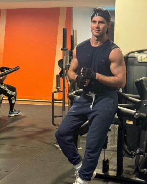 Benoît Dubois Instagram - « Ce n'est pas la force du corps qui compte, mais la force de l'esprit. » ✌🏼

#sportmotivation #fitness #sportboy #musculationhomme