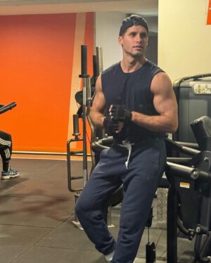 Benoît Dubois Instagram - « Ce n'est pas la force du corps qui compte, mais la force de l'esprit. » ✌🏼

#sportmotivation #fitness #sportboy #musculationhomme