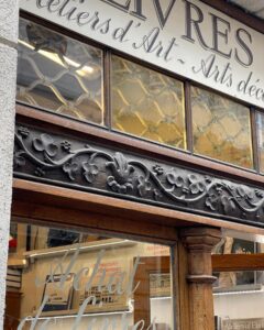 Benoît Dubois Instagram - Paris, son 6e arrondissement et ses libraires anciens au détour d’une rue 📚 Qu’est-ce que j’aime Paris 😍 
Quel est votre quartier préféré ?

#parisfrance #librairie #poesie #promenade 
DA : @itsnotbenny
