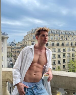 Benoît Dubois Instagram - En espérant que cette photo ramène le beau temps à Paris 😂🙏🏼🌞

#paris #sun #desabillermoi 
DA : @itsnotbenny