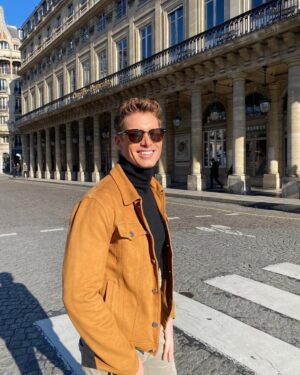 Benoît Dubois Instagram - Une journée ensoleillée à Paris ça fais du bien ☀️

Et vous, vous habitez où ? ✌🏼

#sun #parisfrance #outfitinspiration