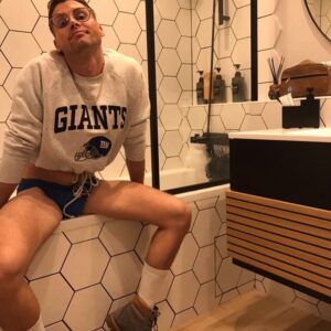 Benoît Dubois Instagram - Dernière photo de ma bibliothèque de 2022 ! 🤓 2023 sera sous le signe du slip du coup !!! 😂 #slibard #timberland #photo2022📸 #giants ⚾️