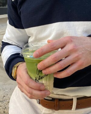 Benoît Dubois Instagram - Le printemps à Paris 🌷 J’adore le retour des beaux jours ! On partage un matcha ? 🍵

#outfit #printemps #matcha 
DA : @itsnotbenny