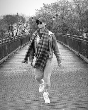 Benoît Dubois Instagram - 📷🖤bon week-end la famille 

#photographienoiretblanc #menstyle