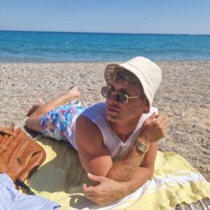 Benoît Dubois Instagram - Bob l’éponge ! 💦⛱

#vintagestyle #bob #outfits80s90s