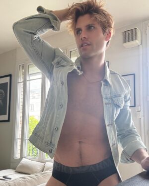 Benoît Dubois Instagram - Où vais-je aller?
Qui vais-je aimer?
Dans quel été
Je vais plonger?
Où vais-je aller
Le rencontrer. 

#summertime #menstyle #photooftheday