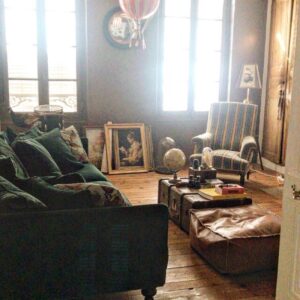 Benoît Dubois Instagram - Quand l’hiver arrive mon salon prend tout son sens invitation au voyage à la curiosité et à la détente #salondhiver #campagne #homedecor #cabinetdecuriosités 🧳🌍