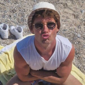 Benoît Dubois Instagram - Bob l’éponge ! 💦⛱

#vintagestyle #bob #outfits80s90s