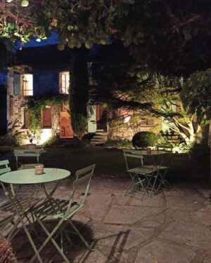 Benoît Dubois Instagram - FIN de l’été ! Impatient de te voir de nouveau en lumière ! #clapedefin🎬 

#findelété #maisondecampagne #bourgogne