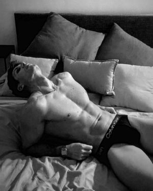 Benoît Dubois Instagram - L’expression « noir et blanc » ♣️ 

#picoftheday #nudemenphotography #shootchallenge #noiretblancphotographie #calvinklein