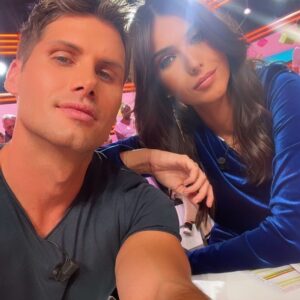 Benoît Dubois Instagram - Bon week-end la famille.
Jamais sans mon acolyte en plateau la belle @deborahtordjman le team rocket ☺️🎤🎥 @tpmp_people #emission #chroniqueur #fun