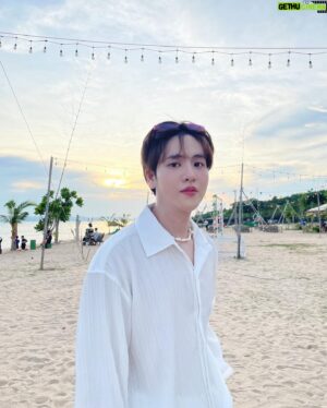 Benz Panupun Vongjorn Instagram - 𝐋𝐞𝐭’𝐬 𝐠𝐨 𝐭𝐨 𝐭𝐡𝐞 𝐛𝐞𝐚𝐜𝐡-𝐞𝐚𝐜𝐡, 𝐥𝐞𝐭’𝐬 𝐠𝐨 𝐠𝐞𝐭 𝐭𝐡𝐞 𝐰𝐚𝐯𝐞 🌊