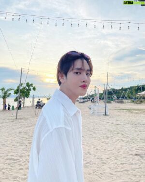 Benz Panupun Vongjorn Instagram - 𝐋𝐞𝐭’𝐬 𝐠𝐨 𝐭𝐨 𝐭𝐡𝐞 𝐛𝐞𝐚𝐜𝐡-𝐞𝐚𝐜𝐡, 𝐥𝐞𝐭’𝐬 𝐠𝐨 𝐠𝐞𝐭 𝐭𝐡𝐞 𝐰𝐚𝐯𝐞 🌊