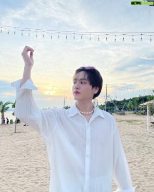 Benz Panupun Vongjorn Instagram - 𝐋𝐞𝐭’𝐬 𝐠𝐨 𝐭𝐨 𝐭𝐡𝐞 𝐛𝐞𝐚𝐜𝐡-𝐞𝐚𝐜𝐡, 𝐥𝐞𝐭’𝐬 𝐠𝐨 𝐠𝐞𝐭 𝐭𝐡𝐞 𝐰𝐚𝐯𝐞 🌊