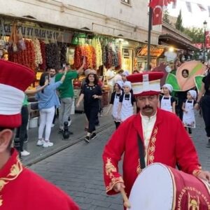 Berat Efe Parlar Instagram - DÜN GAZİANTEP’TE DÜZENLENEN GASTRONOMİ FESTİVALİNE DAVETLİYDİK.ÇOK GÜZEL BİR DAVETTİ EMEĞİ GEÇEN HERKESİN ELİNE SAĞLIK. @gaziantepbeld  @tckulturturizm  @gastroantepfest