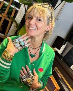 Bérénice Bourgueil Instagram - Voici plusieurs idées kdo pour le manque d’inspiration avant les fêtes 🥳 !!!
Les montres @gmtchronographs . Il y en a pour tout le monde, tous les goûts et de toutes les couleurs .
Les bijoux @sobyso.jewels . Femmes- hommes. C’est du made in 🇧🇪, de pures créations et des pierres demi-précieuses.
Et pour toute la famille @ronronparis !!! Casquettes, sweat-shirt, pijamas, pulls,….
Coup de❤️ pour tous ces « artisans » passionnés !