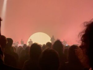 Bérénice Bourgueil Instagram - Quelle soirée !!! Mon premier concert c’était LUI, il y a quelques décennies, déjà à Forest National !
Hier soir, une vraie thérapie ! L’énergie positive qu’il dégage, est diffusée à ces quelques 8000 personnes réunies qui chantent et dansent ! Il s’est vraiment passé un truc ! J’y ai croisé mon amie d’adolescence, par hasard ? Non, je ne crois pas au hasard ! C’est un signe ! On va se revoir !!! Tout ça grâce à LUI ! Merciiii @etienne.daho . Allez aux concerts, offrez des places à vos proches ( idées Kdo), écoutez la radio qui vous offre des places , vous vous créerez de beaux souvenirs ! VIVE LA MUSIQUE 🎶