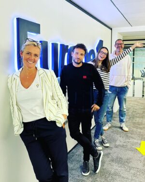 Bérénice Bourgueil Instagram - C’est arrivé près de chez vous !
Tous les samedis 15h sur @europe1 :
Le journal des bonnes nouvelles de @laurentbarat_officiel , découverte d’une initiative positive, la remise à niveau des RS avec @clara_leger, la pop culture de @nicolasbuytaers ou l’actu nature avec Marc Giraud. Sans oublier le quiz des régions qui vous gâte chaque semaine avec des cadeaux 🎁 de folie qui vous donneront le sourire 😀.
Le tout mis en boîte par notre 👨‍🍳 @el_beubeu_ .
On vous attend, vous êtes toutes et tous les bienvenus !