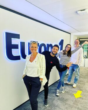 Bérénice Bourgueil Instagram - C’est arrivé près de chez vous !
Tous les samedis 15h sur @europe1 :
Le journal des bonnes nouvelles de @laurentbarat_officiel , découverte d’une initiative positive, la remise à niveau des RS avec @clara_leger, la pop culture de @nicolasbuytaers ou l’actu nature avec Marc Giraud. Sans oublier le quiz des régions qui vous gâte chaque semaine avec des cadeaux 🎁 de folie qui vous donneront le sourire 😀.
Le tout mis en boîte par notre 👨‍🍳 @el_beubeu_ .
On vous attend, vous êtes toutes et tous les bienvenus !