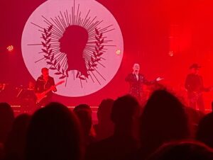 Bérénice Bourgueil Instagram - Quelle soirée !!! Mon premier concert c’était LUI, il y a quelques décennies, déjà à Forest National !
Hier soir, une vraie thérapie ! L’énergie positive qu’il dégage, est diffusée à ces quelques 8000 personnes réunies qui chantent et dansent ! Il s’est vraiment passé un truc ! J’y ai croisé mon amie d’adolescence, par hasard ? Non, je ne crois pas au hasard ! C’est un signe ! On va se revoir !!! Tout ça grâce à LUI ! Merciiii @etienne.daho . Allez aux concerts, offrez des places à vos proches ( idées Kdo), écoutez la radio qui vous offre des places , vous vous créerez de beaux souvenirs ! VIVE LA MUSIQUE 🎶