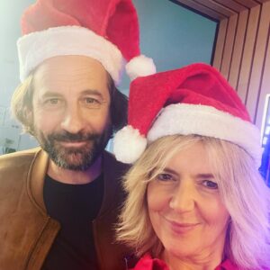 Bérénice Bourgueil Instagram - Petit kdo de Noël sous le sapin de @smartphone.icu  Joyeux Noël à tous et en particulier à @fred_testot 🎅🎄