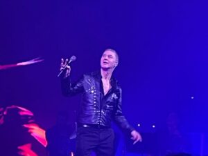 Bérénice Bourgueil Instagram - Quelle soirée !!! Mon premier concert c’était LUI, il y a quelques décennies, déjà à Forest National !
Hier soir, une vraie thérapie ! L’énergie positive qu’il dégage, est diffusée à ces quelques 8000 personnes réunies qui chantent et dansent ! Il s’est vraiment passé un truc ! J’y ai croisé mon amie d’adolescence, par hasard ? Non, je ne crois pas au hasard ! C’est un signe ! On va se revoir !!! Tout ça grâce à LUI ! Merciiii @etienne.daho . Allez aux concerts, offrez des places à vos proches ( idées Kdo), écoutez la radio qui vous offre des places , vous vous créerez de beaux souvenirs ! VIVE LA MUSIQUE 🎶