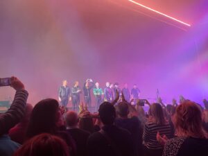 Bérénice Bourgueil Instagram - Quelle soirée !!! Mon premier concert c’était LUI, il y a quelques décennies, déjà à Forest National !
Hier soir, une vraie thérapie ! L’énergie positive qu’il dégage, est diffusée à ces quelques 8000 personnes réunies qui chantent et dansent ! Il s’est vraiment passé un truc ! J’y ai croisé mon amie d’adolescence, par hasard ? Non, je ne crois pas au hasard ! C’est un signe ! On va se revoir !!! Tout ça grâce à LUI ! Merciiii @etienne.daho . Allez aux concerts, offrez des places à vos proches ( idées Kdo), écoutez la radio qui vous offre des places , vous vous créerez de beaux souvenirs ! VIVE LA MUSIQUE 🎶