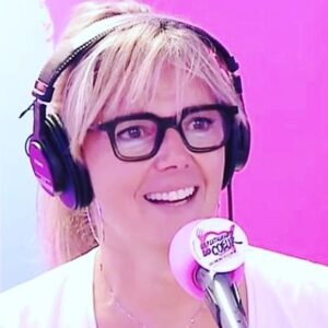 Bérénice Bourgueil Instagram - Vous voyez ce bonheur incomparable et ce sourire béat ? C’est normal, j’ai un 🎧 , un 🎤 : je fais de la 📻 et p*** de b**** de m**** qu’est-ce que j’aime  ça !