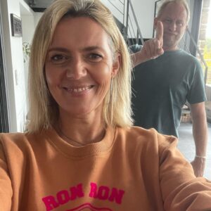 Bérénice Bourgueil Instagram - Tournage @smartphone.icu avec @ronronparis et….le plus grand comédien de la Gaule !!! @smartphone.icu à voir sur @betvbelgique et bientôt sur @rtltvi !