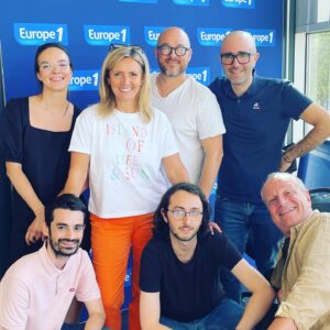 Bérénice Bourgueil Instagram - On passe l’été ensemble ! Venez nous rejoindre tous les jours de la semaine de 16h à 18h sur @europe1 pour C’est arrivé près de chez vous !
On s’amuse, on rigole, on apprend et on joue ! On vous offre un an de vacances : 4 semaines sur les BOAT.fr ! @leboat.france 
On vous attend !!!
@clara_leger @pierregalibert @julesbleblond @remi.jacob @el_beubeu_ @alexandrehmr