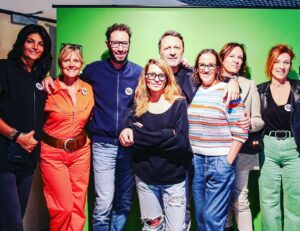 Bérénice Bourgueil Instagram - @arthur_officiel et ses « ex » de radio et télé !
Bonheur et fierté de faire partie de cette sacrée équipe !
@myriam_callas @rtljade @lnzelany @karenminier_therealone @virginiedeclausade et la plus mignonne d’entre nous : @manuofficiel