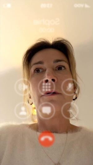 Bérénice Bourgueil Instagram - Dès le 1er mai Smartphone arrive sur @rtltvi tous les jours à 18h55!!!!
@smartphone.icu