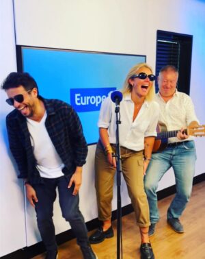 Bérénice Bourgueil Instagram - C’est arrivé près de chez vous !
Tous les samedis 15h sur @europe1 :
Le journal des bonnes nouvelles de @laurentbarat_officiel , découverte d’une initiative positive, la remise à niveau des RS avec @clara_leger, la pop culture de @nicolasbuytaers ou l’actu nature avec Marc Giraud. Sans oublier le quiz des régions qui vous gâte chaque semaine avec des cadeaux 🎁 de folie qui vous donneront le sourire 😀.
Le tout mis en boîte par notre 👨‍🍳 @el_beubeu_ .
On vous attend, vous êtes toutes et tous les bienvenus !