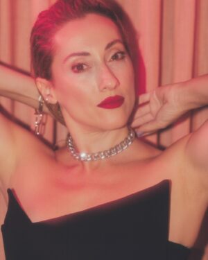 Berfu Öngören Instagram - 📸🎆⚡️ 
.

.

.

.

#photo #photooftheday #fashion #explorepage #explore #moda #beauty #style #lifestyle #hair #makeup #red #black #pink #instadaily #day #actress #istanbul