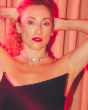 Berfu Öngören Instagram - 📸🎆⚡️ 
.

.

.

.

#photo #photooftheday #fashion #explorepage #explore #moda #beauty #style #lifestyle #hair #makeup #red #black #pink #instadaily #day #actress #istanbul
