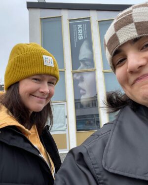 Beri Gerwise Instagram - KRIS. Frida, det verkar som att vi måste säga hejdå till den här nu och på riktigt den här gången. Men jag säger inte hejdå till dig, aldrig aldrig någonsin. Vilken underbart fin slump och chans jag fick att lära känna dig såhär och råkade få fortsätta med det i 3 år. Du har hört min summering så jag ska inte dra hela alltet här. Men jag vill berätta att KRIS öppnade universum för mig och jag fick lära mig the ropes med @fribec vid min sida, tack för rustningen. TACK till team @kulturhuset_vallingby och team ”KRIS” som höll den här pjäsen med varma händer tills vi fick visa upp den. ❤️‍🔥 Inga namn nämnda, inga namn glömda. Tack @maja.salomonsson.3 för förtroendet. Och sist men inte minst TAAAAAACK till alla som kommit och sett oss och alla fina ord och alla otroligt fina recensioner. Tror ni fattar hur stolt jag är över den här. Okej! Det var det. Nu gör vi den här grejen en sista gång ikväll och sen ses vi en annan gång i en annan värld. KRAM.