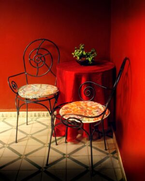 Berk Hakman Instagram - Mayıs/2010 🇲🇦 tatlı cafelerden devam.bu üçlü sırayı cafelere ayırdım.fotoğraf çekmeye başladığım ilk yıllardan bir kare.on yıl önce gittiğim Fas’ta,ıssız bir kasabada öğle yemeğinden sonra lavabodan çıkarken böyle bir köşe görmüştüm.cafenin arka tarafında,müşterilere açık olmayan bi bölümdeydi.lavabo ile yemek yenen bölümün arasında,sanki unutulmuş bi yer gibiydi.önünden geçip gidiyordunuz.ben geçemedim,Fas’a dair bir şey anlatmasa da gözümü aldı.dayanamadım,bi kare çektim.onca zaman unutmuşum..arşivden çıktı.toplasan 2 ya da 3 Mb :)) #fas #morocco #cafe #travelphotography #fotoğraf #photography #kadrajturkiye #500px #travel #canon #turkobjektif #accidentallywesanderson #hdr_turkey #beautifuldestinations #discover_earth #discover_vacations #instaphotography #shutterstock #igdaily #folkgreen #photo #foto #ig_morocco #kafe #masa #sandalye #fotoğrafçılık #yourshotphotographer #objektifimdenyansiyanlar #objektifimden