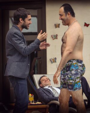 Berk Hakman Instagram - sıra yine nostaljide .. suskunlar ve kelebekler 1 😎 @mhmtozgur @rehaozcanofficial #suskunlar #dizi #turkishseries #turkdizi #actor #turkishactor #tv #televizyon #set #foto #gurur #irfan #sait