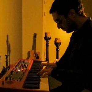 Berk Hakman Instagram - gece..çok az Dream Theater.. Kevin Moore ‘ lu anılara gelsin 🙏 #dreamtheater  #kevinmoore #spacedyevest #nordstage #nordstage2 #vsco #piano #music #chill #çalmak