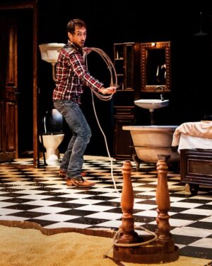 Berk Hakman Instagram - 🙃 nostalji time. 4 yıl önce bu zamanlar.Fool for Love,Sam Shepard , Aralık/2015 , anı yakalayan 👉 @emremollaoglu #aşkdelisi #foolforlove #samshepard #oyunatölyesi #eddie #tiyatro #oyunhavası #vsco #theater