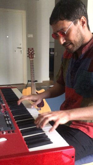 Berk Hakman Instagram - bir akor dizisiyle üç güzellik😉yıllarca bu şarkının,Beatles’ın başka bir iki şarkısından alıntılandığını düşünüyodum.son zamanlarda bir şey üstüne çalışırken bu fikrim değişti.artık bu diyorum.gerçi mevzu Beatles/Oasis olunca el ele kol kola durum çok😉 

.
doğum/günüm/hediyem/sizem🎁 
.
.
.
#thebeatles #oasis #dontlookbackinanger #fornoone #whatever #nordstage2 #apogee #piano #guitar #song #music #britishmusic #britishpop #england @paulmccartney @themightyi @liamgallagher
@oasis