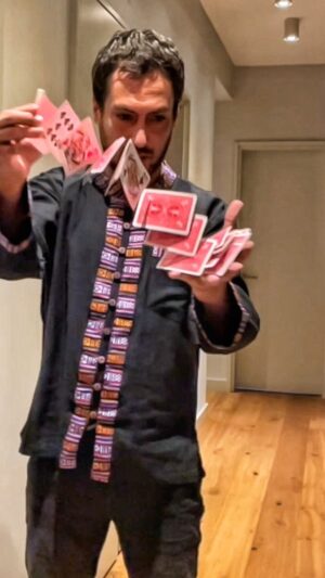 Berk Hakman Instagram - some skills 1..uzun versiyon/long version ♥️♠️♦️♣️ my first springs🤷🏻‍♂️

#cardistry #spring #cardmagic #instamood #instamoment #magic #working #hard #52cards #skills #heart #spade #diamond #club #instagram #iskambil #bicycle #bicycledeck #red #sihir #practice #pratik #deste #house
