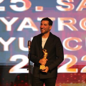 Berkay Ateş Instagram - Salim’in hikayesine böyle bir kıymet verildiği için çok mutlu ve gururluyuz.

Beni 25. Sadri Alışık Ödüllerinde ‘ En İyi Erkek Oyuncu’ ödülüne layık gören değerli seçici kurula ve oyunumuzda emeği geçen herkese çok teşekkür ederim🤍

@sadrialisikodulleri 
@tiyatrod22