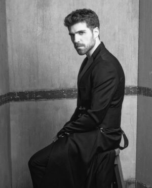 Berker Güven Instagram - Emojileri hiç sevmem. İyi pazarlar.

📸 : @muhsinakgunofficial 
Styling by : @irmakozdener 
@ggmanagements
