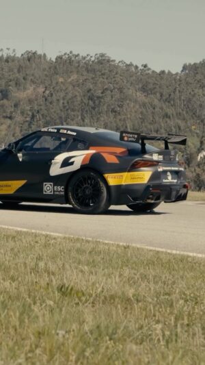 Bernardo Sousa Instagram - @bernardorsousa e @carlosvieiraracepage vão partilhar o Toyota GR Supra GT4 EVO, da equipa TOYOTA GAZOO Racing Caetano Portugal, que está confirmada para o Campeonato de Portugal de Velocidade e Iberian Supercars 🏁💨