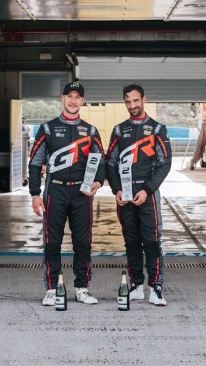 Bernardo Sousa Instagram - Fim deste grande fim de semana🔥🏁Ficamos P2 na primeira corrida🥈Vamos para mais experiências e agora a caminho de casa descansar❤️ Obrigado por todo o apoio!🙌🏼❤️ #toyotagrsupragt4 #gt4 #raceweek #jerezdelafrontera