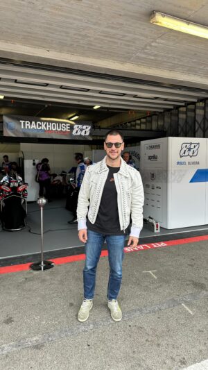 Bernardo Sousa Instagram - Fim de semana a apoiar o nosso Miguel Oliveira!!! Experiência maravilhosa com a meo no #motogp