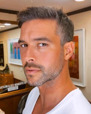Bernardo Velasco Instagram - Oieeee!!! 🙃
Foto do quase perfil.
Cabelin cortadin @marciosanchez 
.
.
.
#instagood #instagram #self