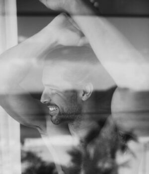 Bernardo Velasco Instagram - “Nada tem nexo
tudo é apenas 
um reflexo” (millôr fernandes)
.
.
.
#instagram #sorriso #love #photo #foto #photography