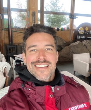 Bernardo Velasco Instagram - Sendo feliz todo empacotado num frio do caceta❄️⛄️🏂🇨🇱